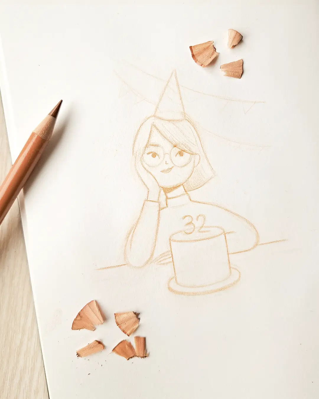 Croquis d'une femme avec un chapeau pointu devant un gâteau d'anniversaire.