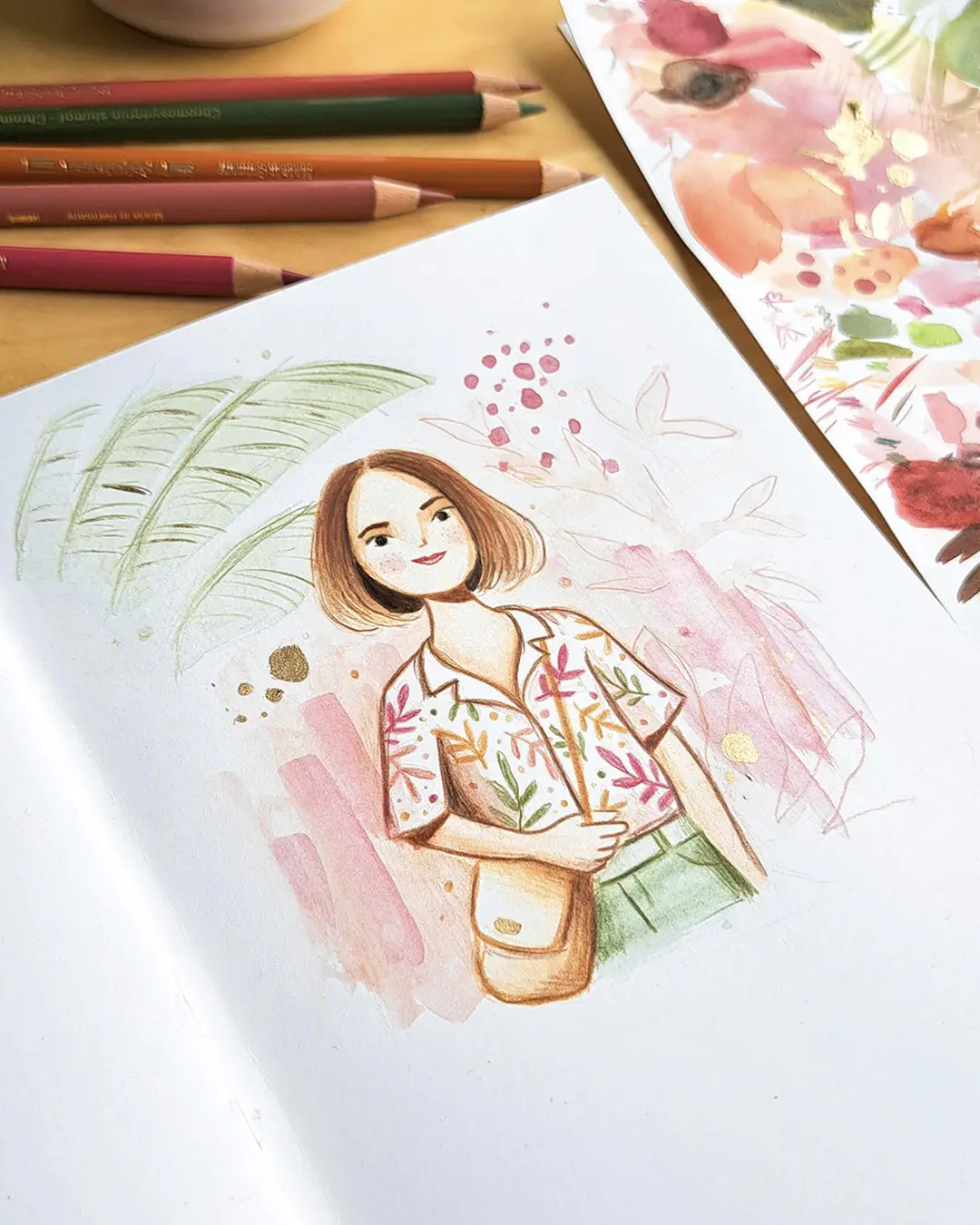Page de carnet de croquis avec l'illustration d'une femme vêtue d'une blouse imprimée, dans un décor à la fois abstrait et tropical.