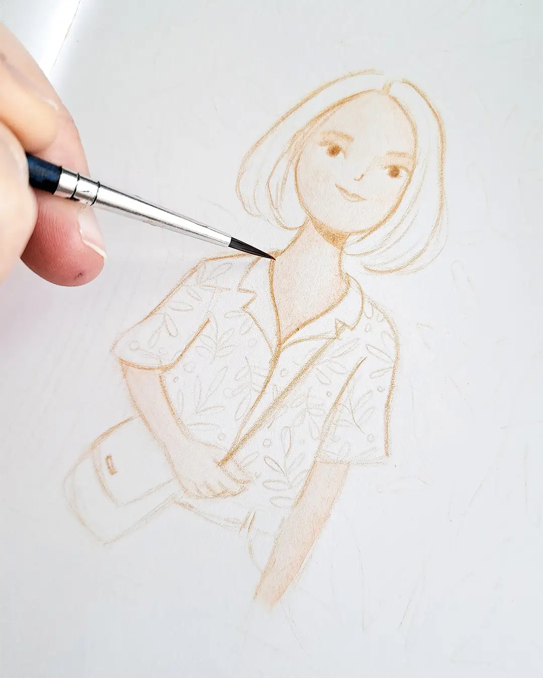Croquis d'une femme vêtue d'une blouse imprimée, avec un sac à main en bandoulière.