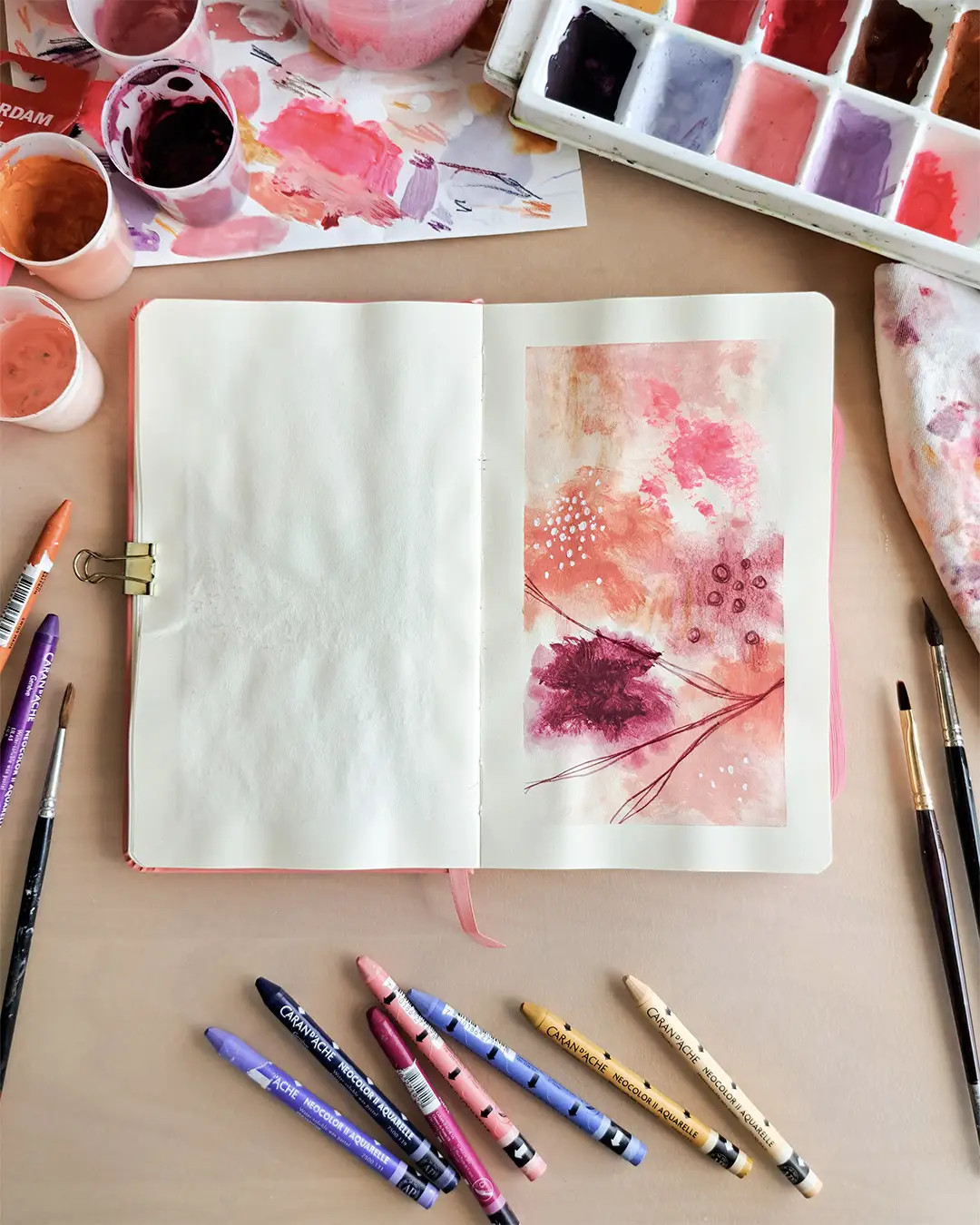 Page de carnet de croquis avec une illustration abstraite dans des couleurs chaudes.