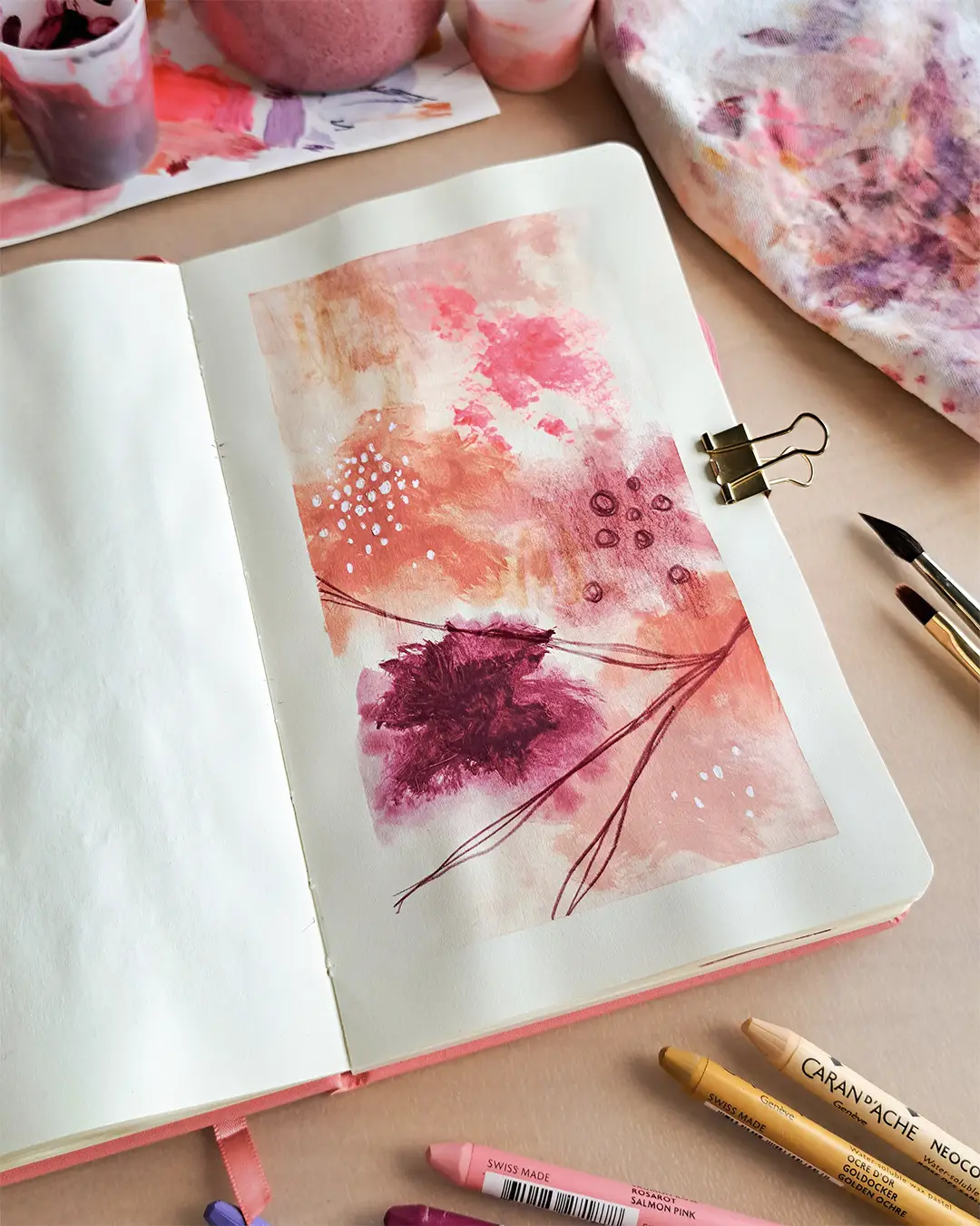 Page de carnet de croquis avec une illustration abstraite dans des couleurs chaudes.