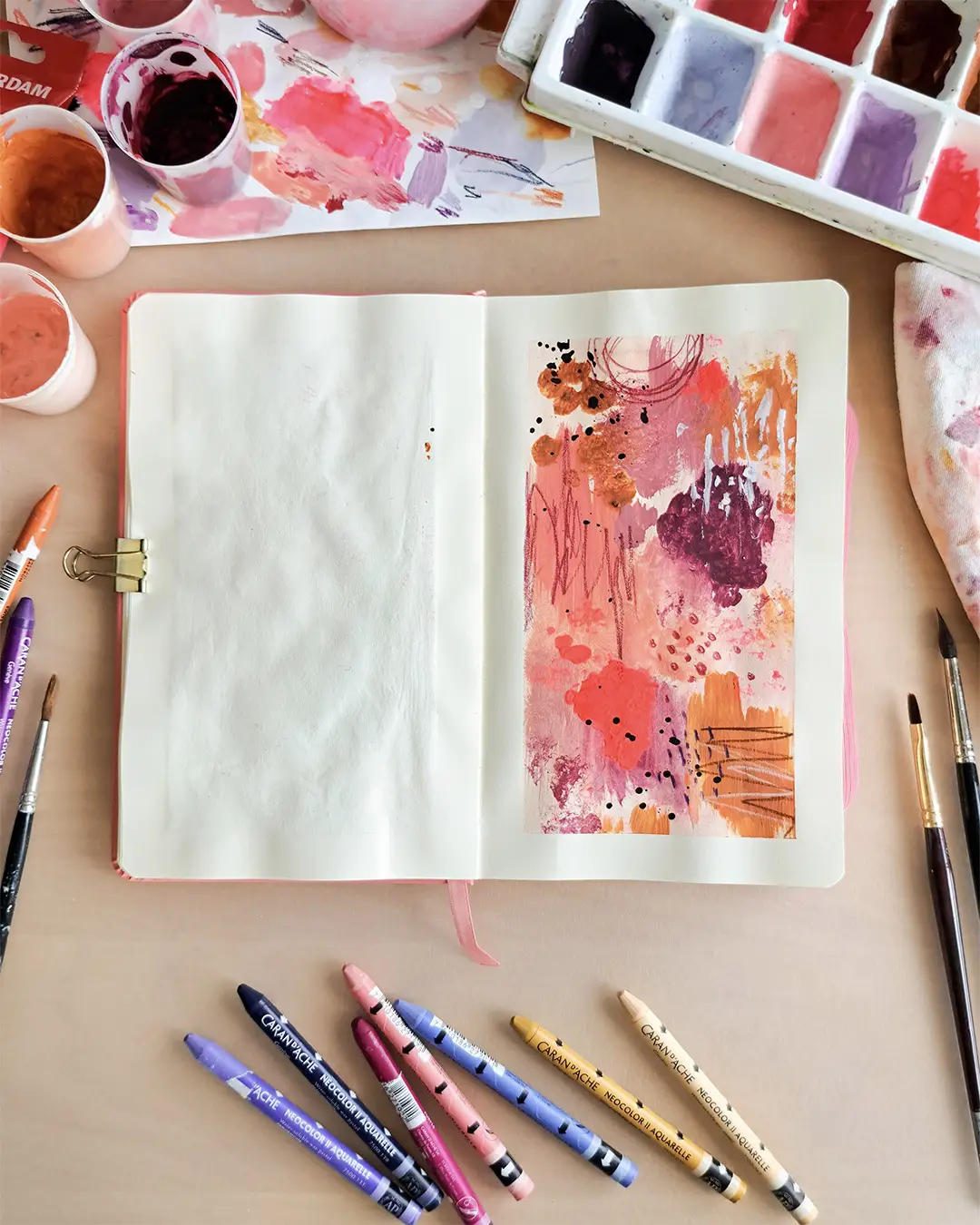 Page de carnet de croquis avec une illustration abstraite dans des couleurs chaudes.