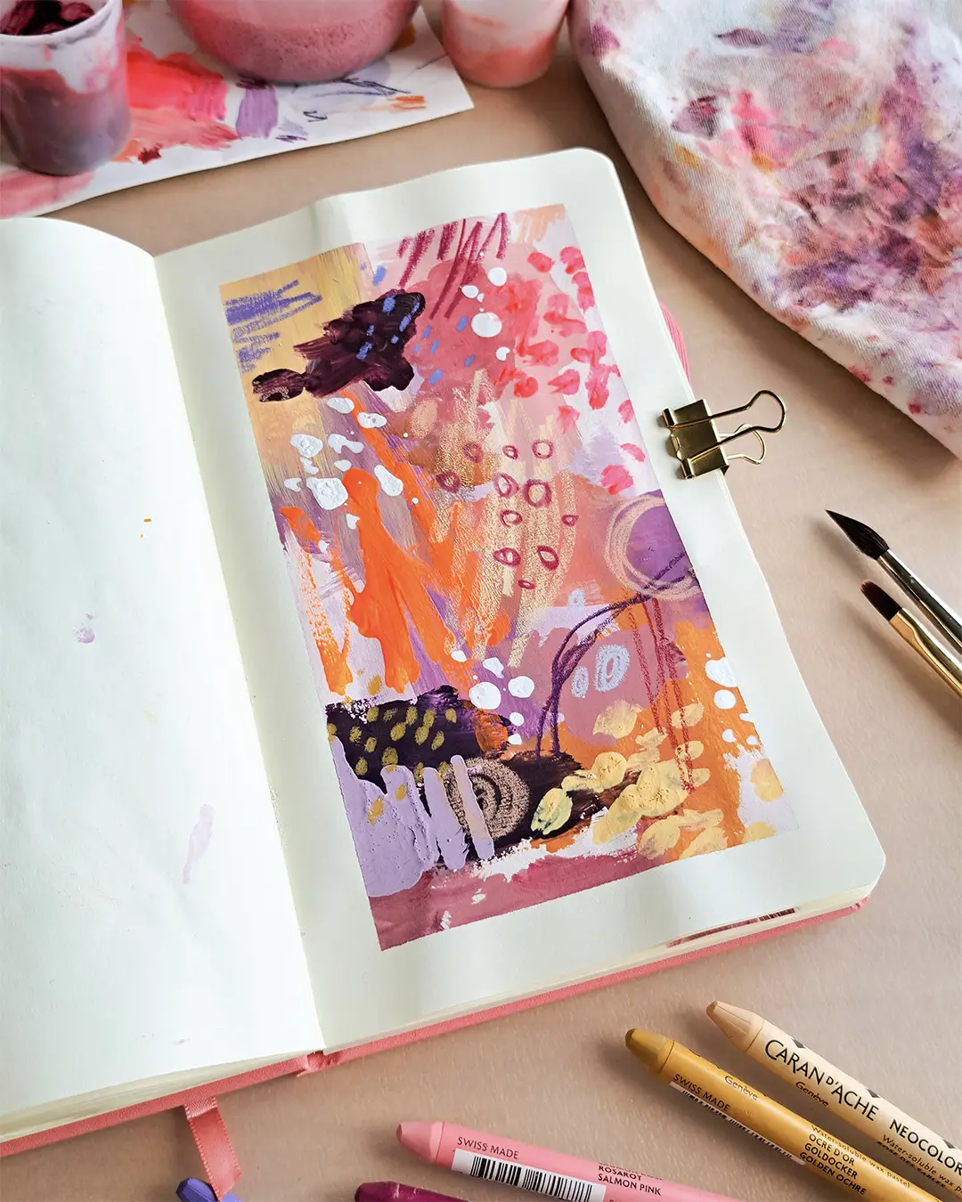 Page de carnet de croquis avec une illustration abstraite dans des couleurs chaudes.