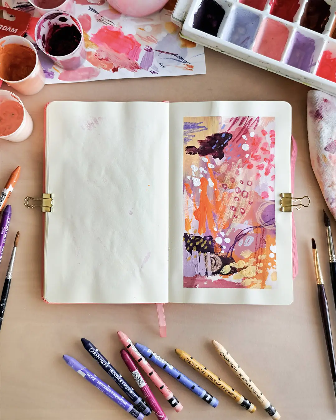 Page de carnet de croquis avec une illustration abstraite dans des couleurs chaudes.