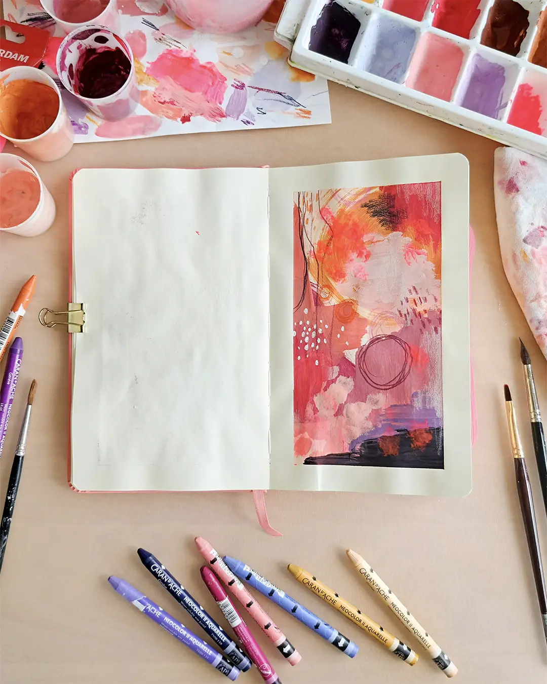 Page de carnet de croquis avec une illustration abstraite dans des couleurs chaudes.