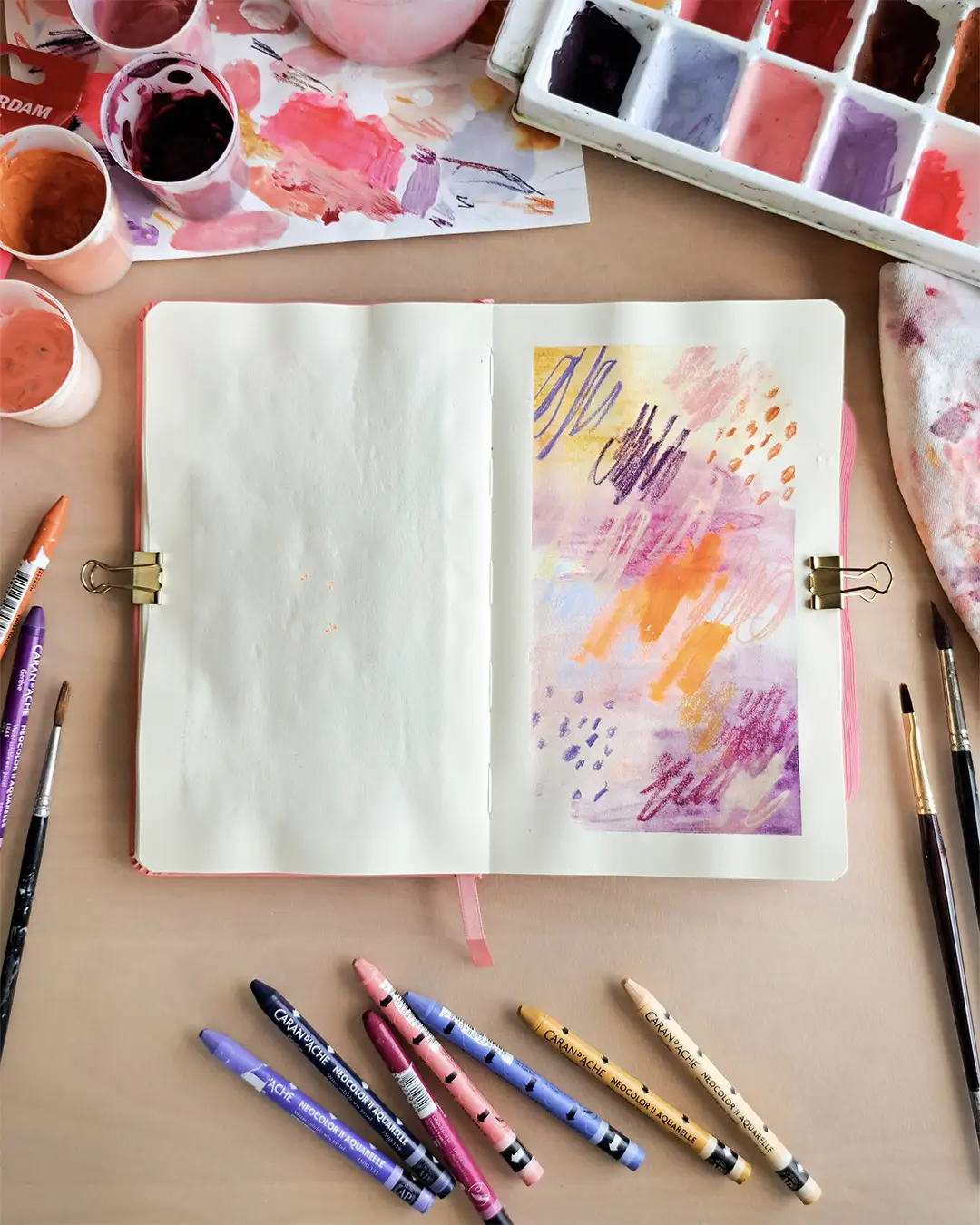 Page de carnet de croquis avec une illustration abstraite dans des teintes violet et orange.