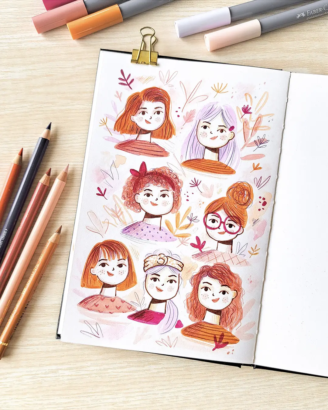 Page de carnet de croquis avec plusieurs petites illustrations représentant des portraits de femme, entourées de feuilles.