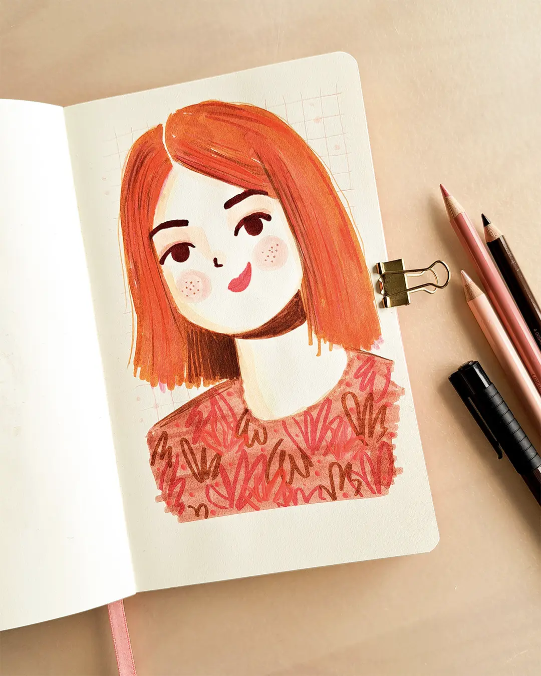 Page de carnet de croquis avec l'illustration d'une femme souriante portant un tee-shirt à motifs.