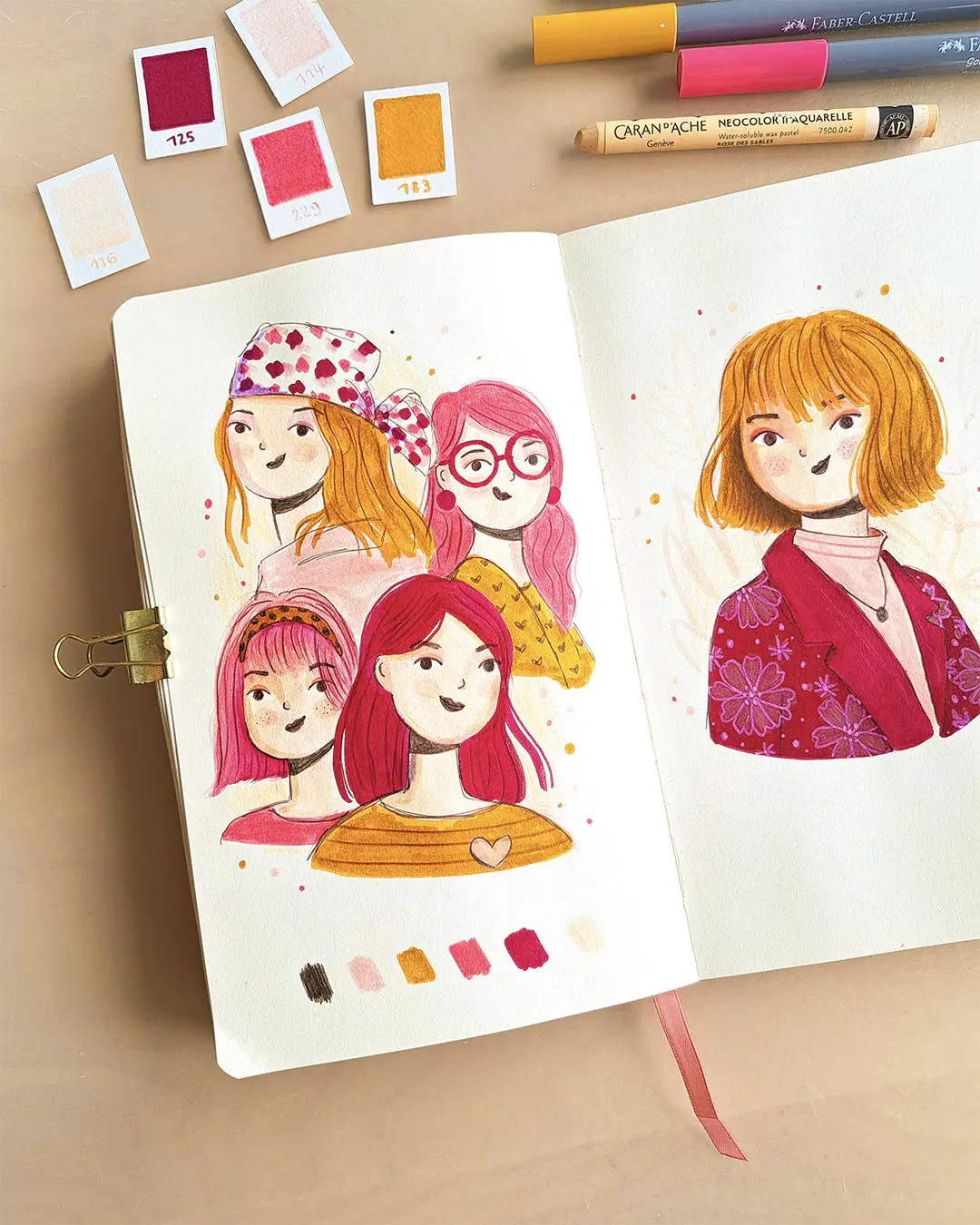 Pages de carnet de croquis avec plusieurs petites illustrations représentant des portraits de femmes.