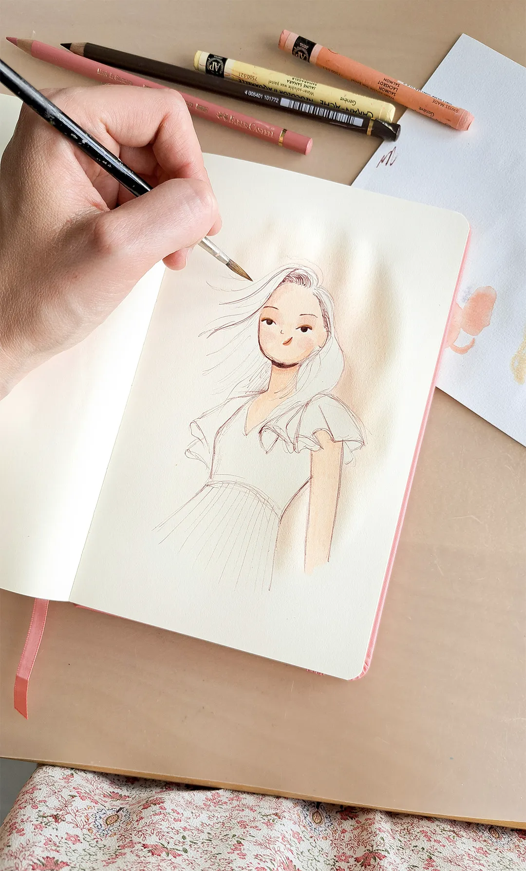 Croquis d'une femme aux cheveux longs portant une robe à volants sur les manches.