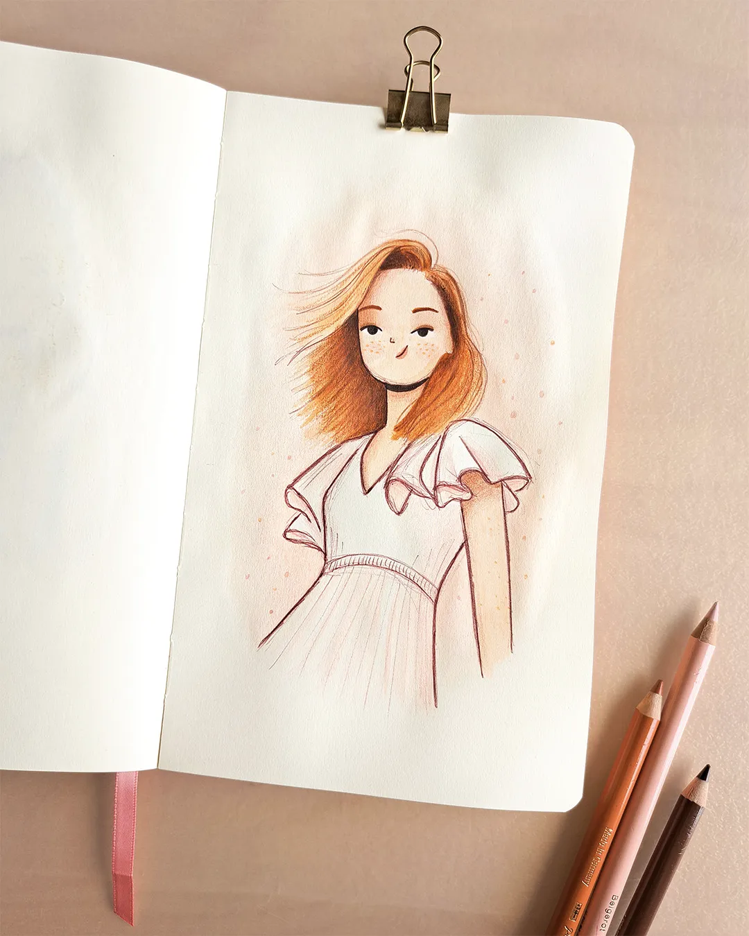 Page de carnet de croquis avec l'illustration d'une femme aux cheveux roux, portant une robe blanche à volants sur les manches.