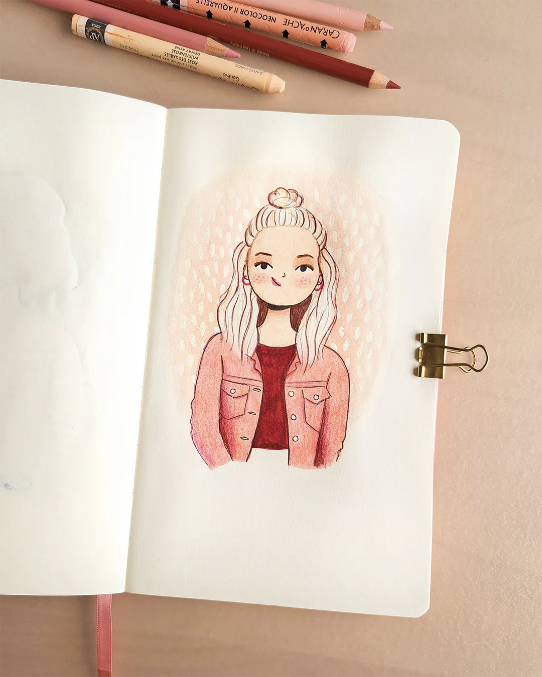 Page de carnet de croquis avec l'illustration d'une femme portant une veste rose.