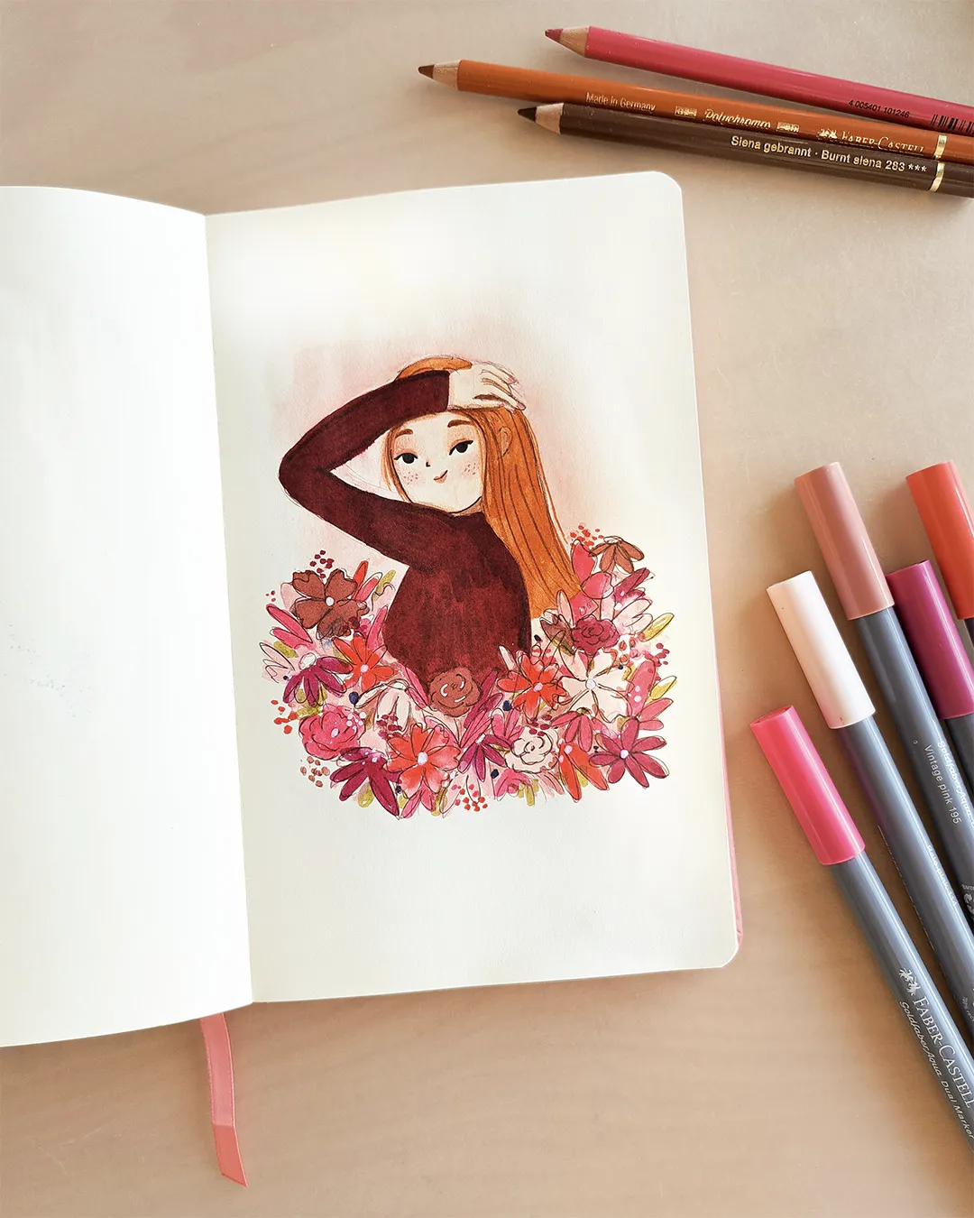 Page de carnet de croquis avec l'illustration d'une femme sortant des fleurs, de profil, une main dans les cheveux.