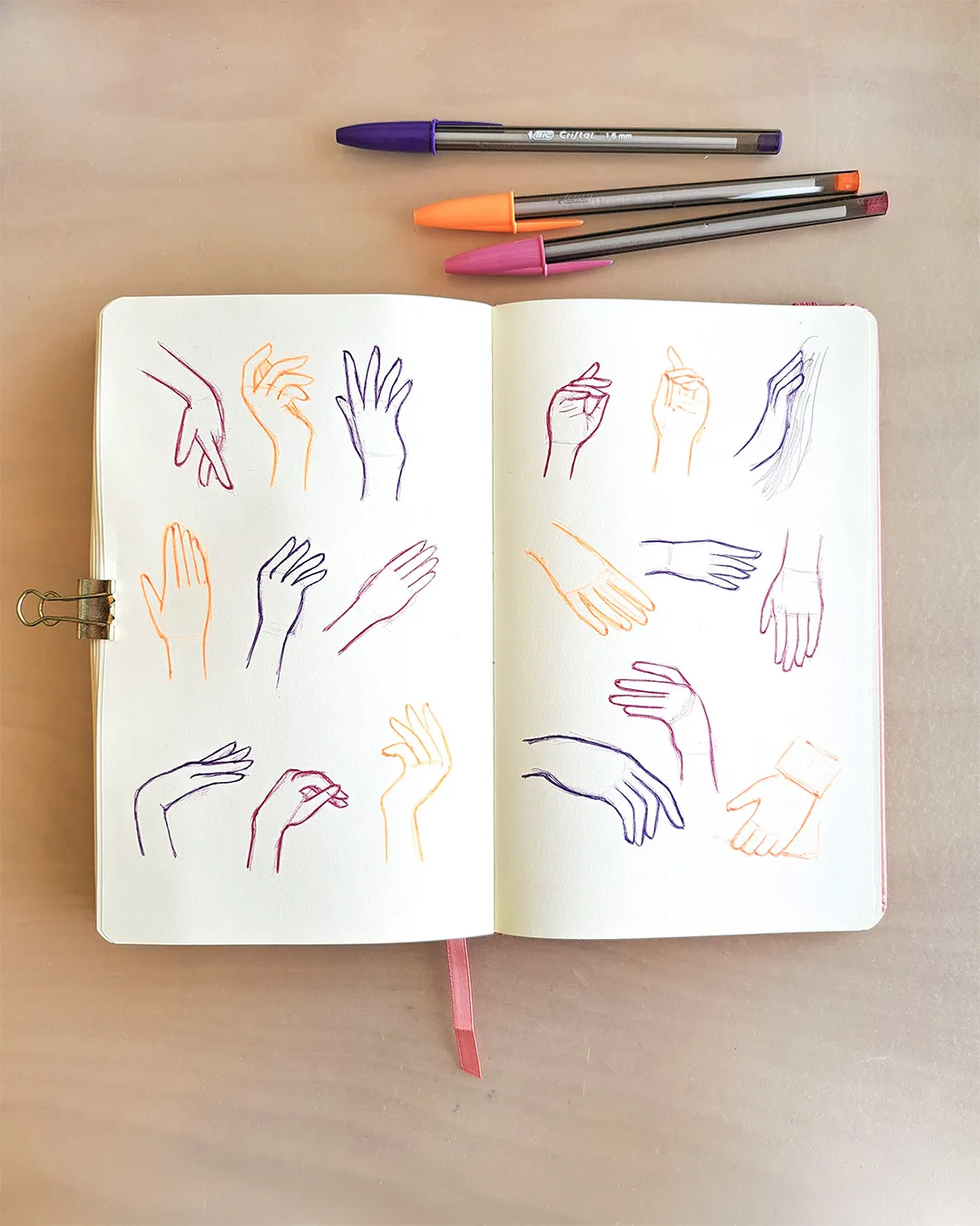 Pages de carnet avec différents croquis de mains.
