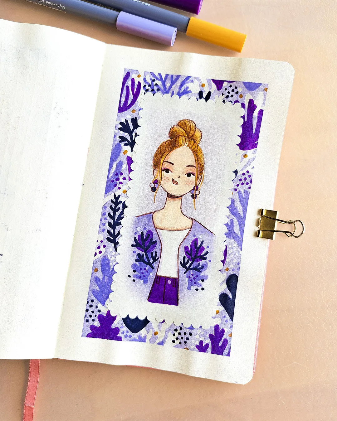 Page de carnet de croquis avec l'illustration d'une femme avec un motif d'algues violet tout autour d'elle.