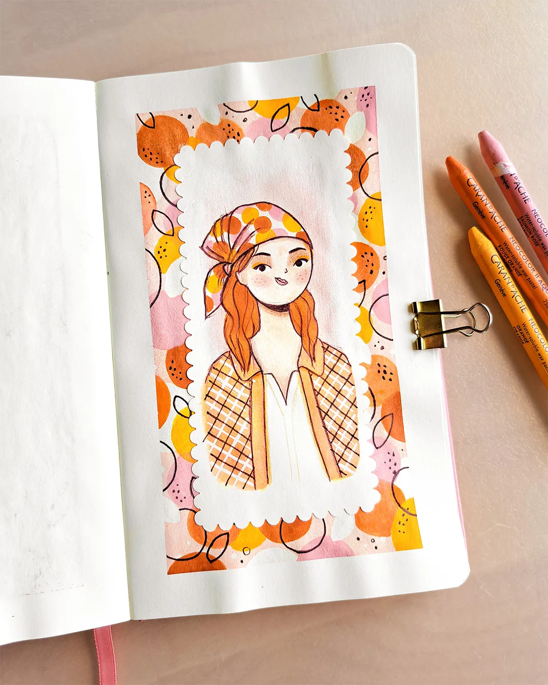 Page de carnet de croquis avec l'illustration d'une femme avec un motif d'agrumes jaune, orange et rose, tout autour d'elle.