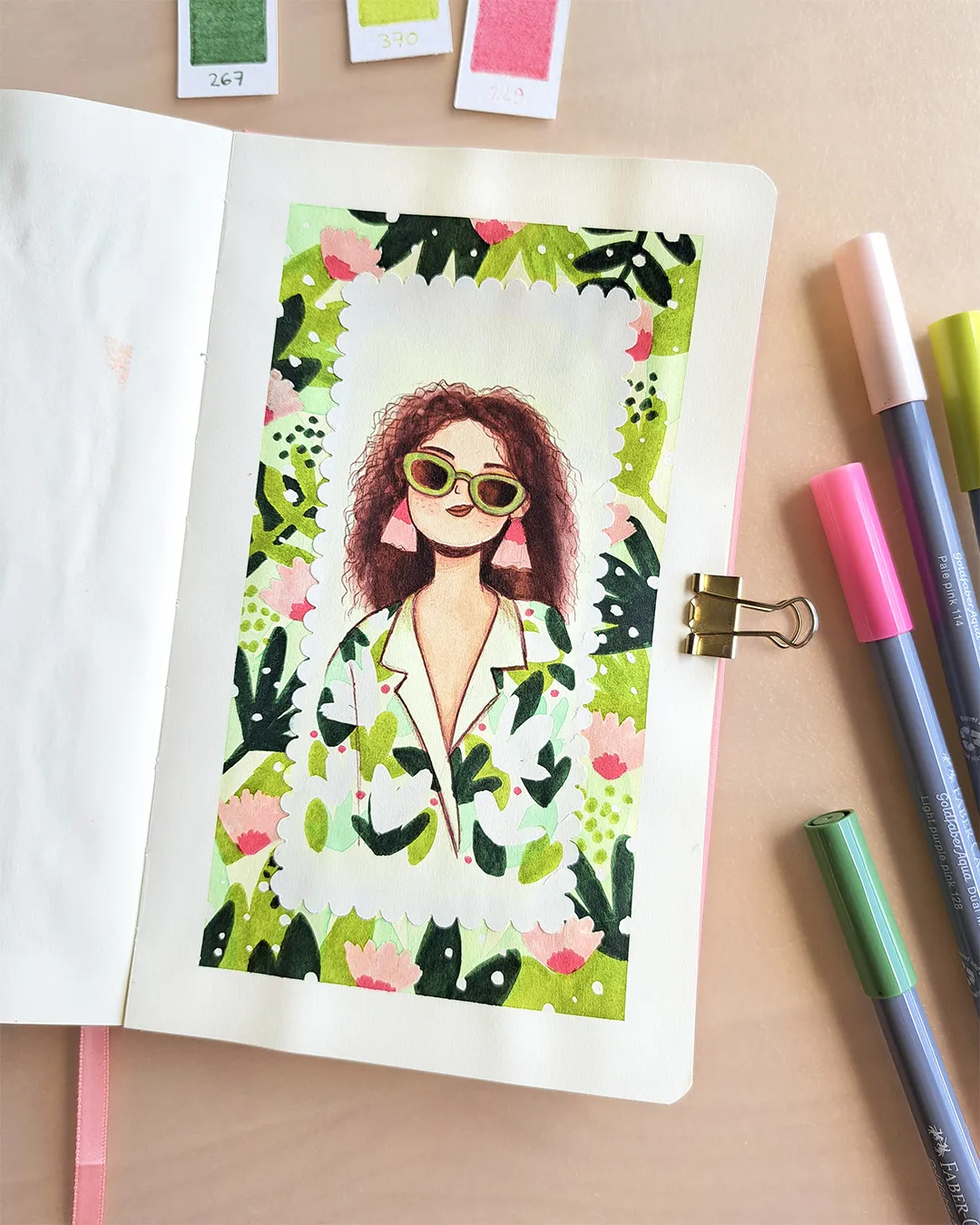 Page de carnet de croquis avec l'illustration d'une femme avec un motif tropical vert tout autour d'elle.