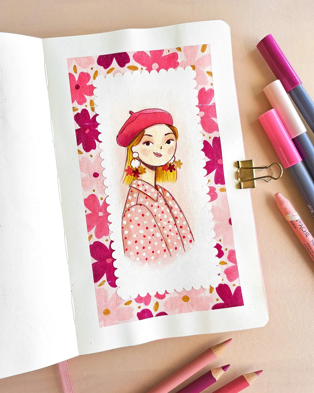 Page de carnet de croquis avec l'illustration d'une femme avec un motif floral rose tout autour d'elle.