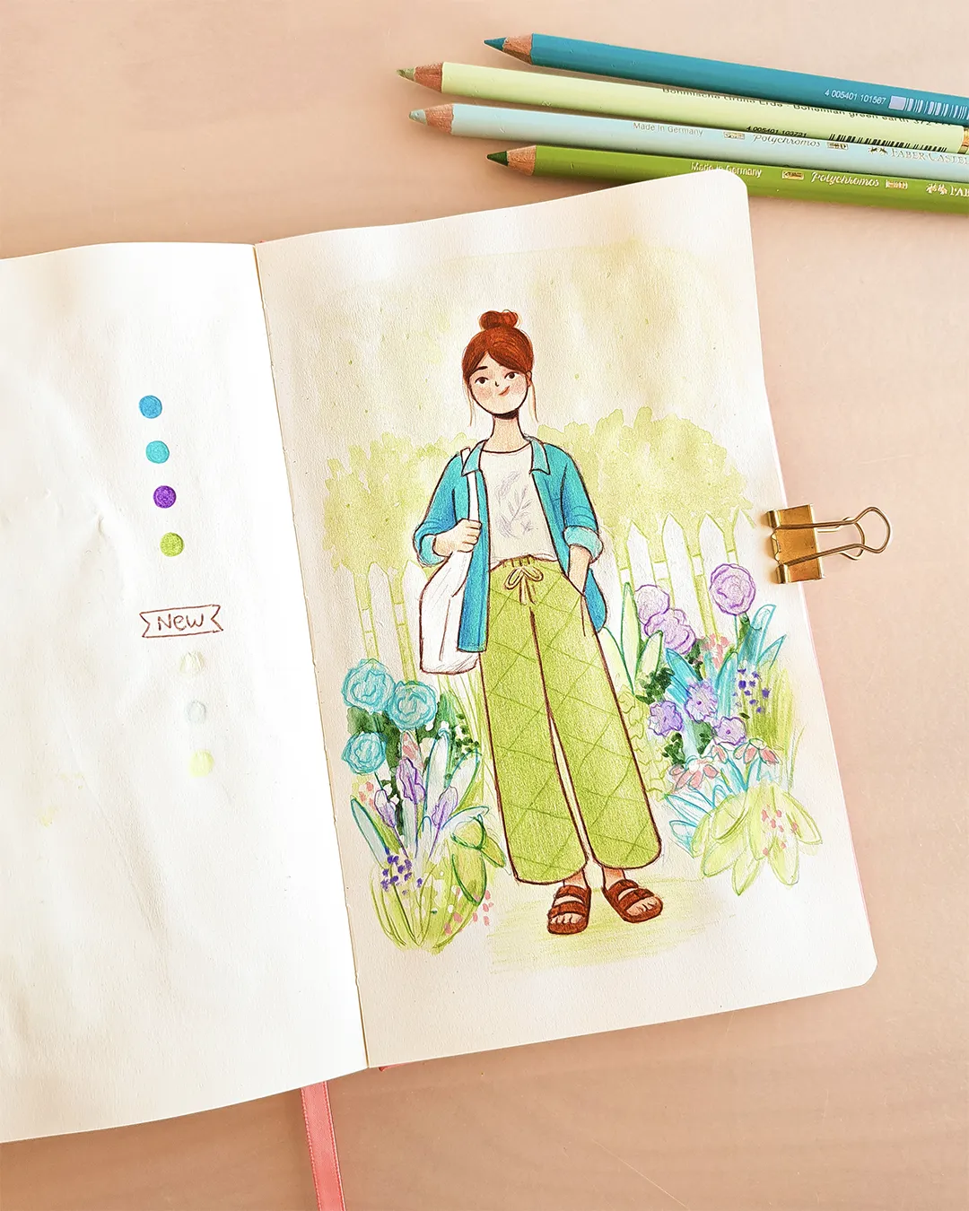 Page de carnet de croquis avec l'illustration d'une femme avec un pantalon ample vert et une chemise bleue turquoise, dans un décor de jardin fleuri.
