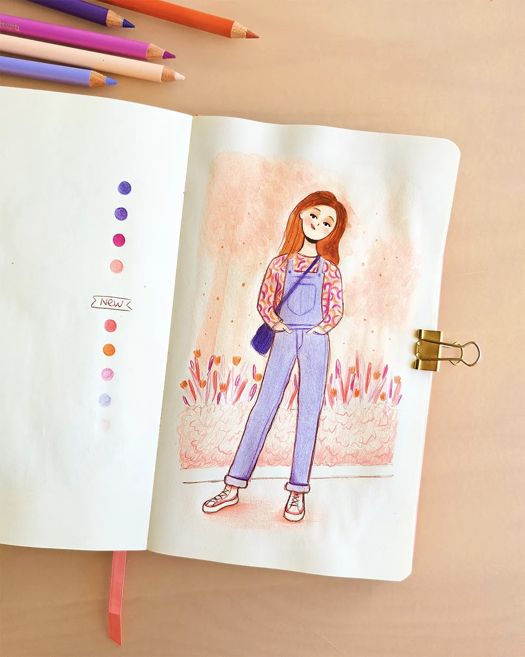 Page de carnet de croquis avec l'illustration d'une femme en salopette violette devant un décor végétal rose.