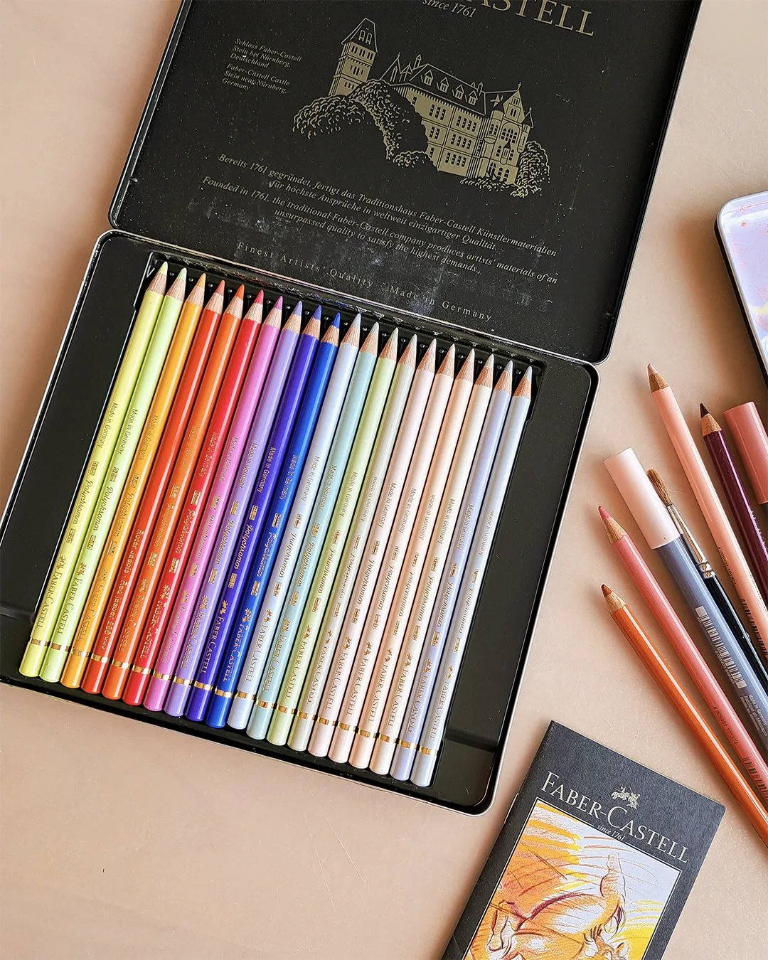 Boîte de crayons de couleurs Polychromos de la marque Faber-Castell.