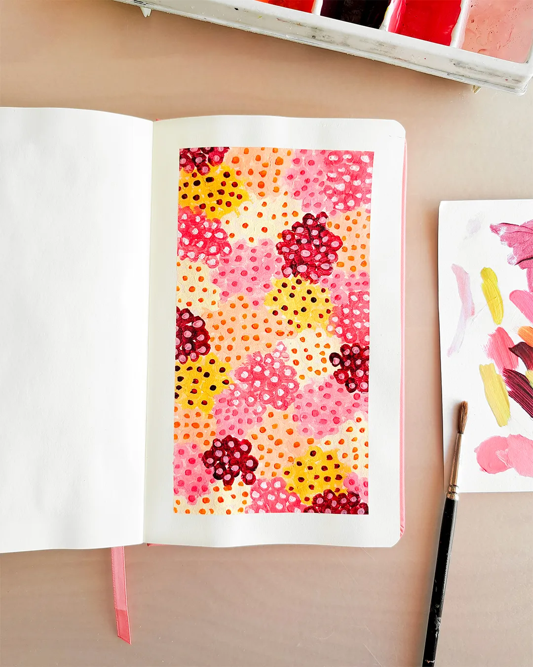 Page de carnet de croquis avec l'illustration d'un motif floral réalisé à l'acrylique, dans une palette de couleurs chaudes.